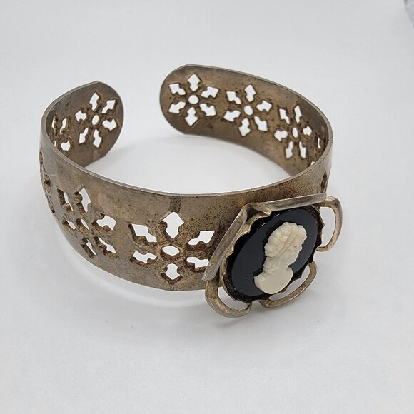 Vintage Gold-Tone Metal Cuff Bracelet With Black White Cameo Embellishment - Picture 1 of 4